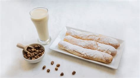 mozaïek van afbeeldingen: paella, Horchata de Chufa, Mercado Central, strand van Valencia