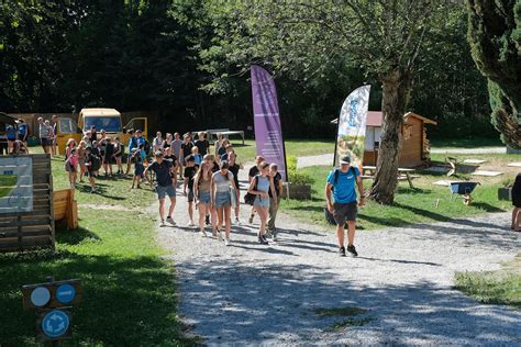 Foto van een levendig evenement of activiteit op de camping, zoals Natupop Festival.