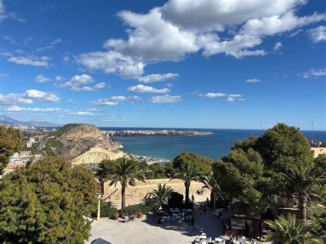 Panoramisch uitzicht vanaf Castillo de Santa Bárbara over de baai van Alicante