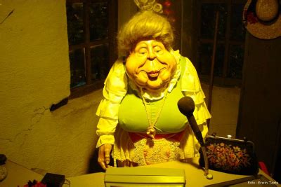 Illustratie van het Larfje en Oermoeder Lot uit het Sprookjesbos