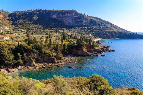 Kustlijn met rotsformaties aan de Peloponnesos
