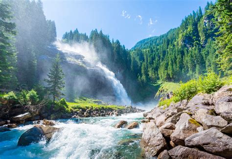 De indrukwekkende Krimmler-watervallen in het Nationalpark Hohe Tauern, Oostenrijk.