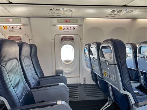 Interieur van een Ryanair Boeing 737 MAX 8 met zicht op de stoelen en cabine.