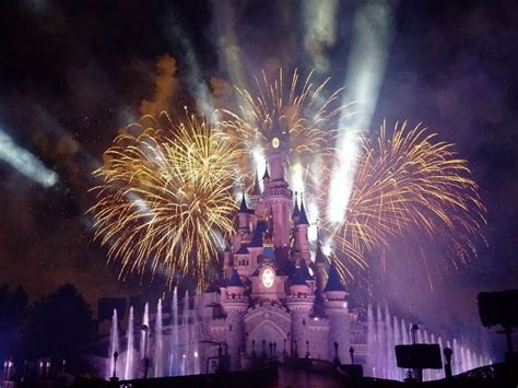 Kasteel van Doornroosje in Disneyland Parijs verlicht met vuurwerk en lichtprojecties tijdens de avondshow
