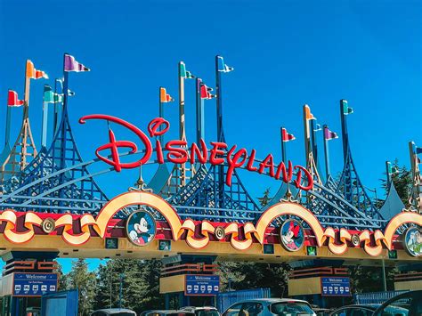 Een bus geparkeerd voor de ingang van Disneyland Parijs