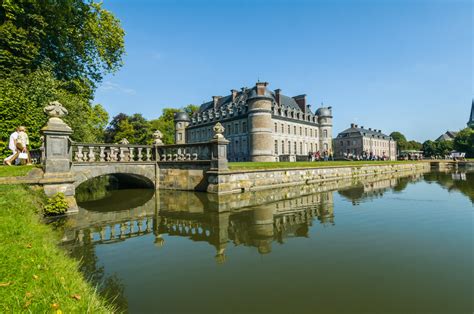 indrukwekkende façade van Chateau de Beloeil met bijbehorende Franse tuin