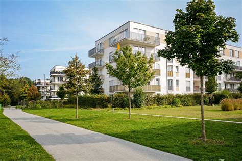 moderne appartementencomplex in een groene omgeving