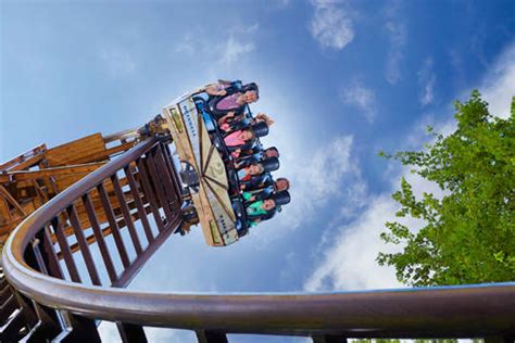 Een overzicht van de verschillende attracties in Duinrell, waaronder achtbanen en waterattracties.