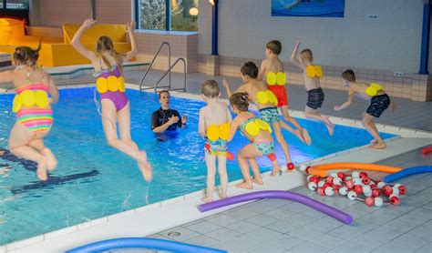 Kinderen genieten van wateractiviteiten tijdens de zomer in Rijswijk