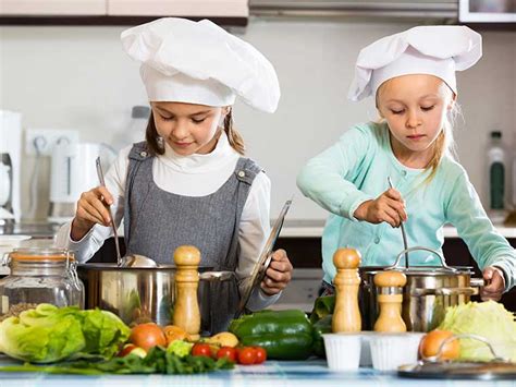 Kinderen koken samen tijdens de Smakenexpeditie