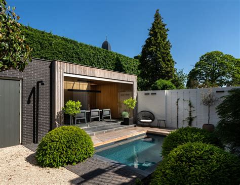 Exterieur van een charmante Bed & Breakfast met een eigen ingang en een kleine tuin.
