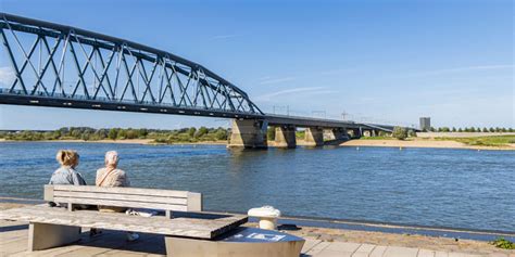 Panoramisch uitzicht over de Waalkade in Nijmegen met de rivier en scheepvaart.