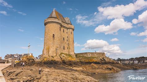 Mensen beoefenen watersporten op het strand van Saint-Malo