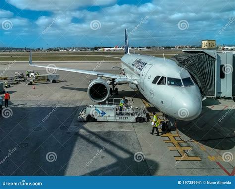 Luchthaven van Lissabon, Terminal 1, met vliegtuigen op de achtergrond