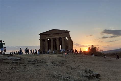 Uitzicht op de Vallei van de Tempels in Agrigento bij zonsondergang