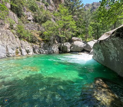 Wandelpad door de Gorges de la Restonica met steile rotswanden en een rivier op de bodem