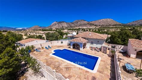 Een sfeervol vakantiehuis met een privézwembad, omringd door groen, met uitzicht op de bergen