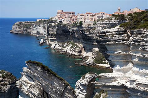De indrukwekkende witte kliffen van Bonifacio met de stad bovenop