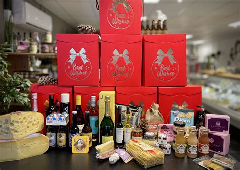 Een assortiment aan Corsicaanse delicatessen, waaronder kazen, worsten en gebak