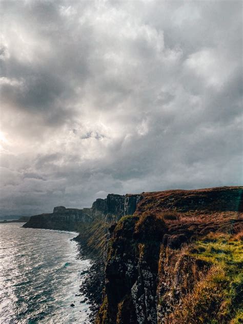 panoramisch uitzicht over de ruige kustlijn van het Isle of Skye met de Old Man of Storr in de verte