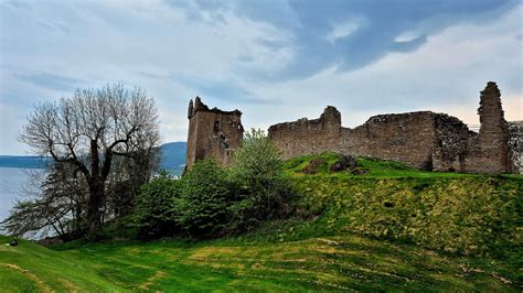 Urquhart Kasteel aan Loch Ness bij zonsondergang