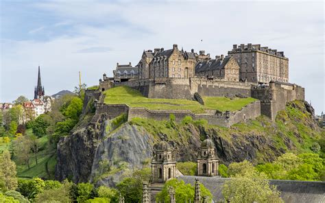 de Royal Mile in Edinburgh met Edinburgh Castle op de achtergrond
