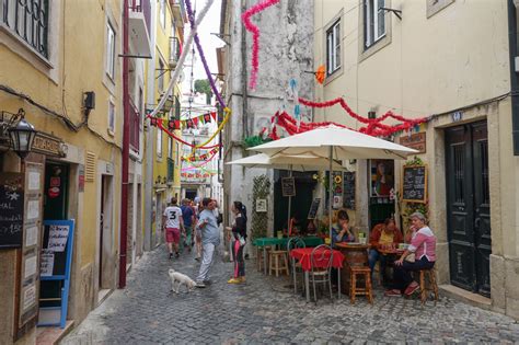 Sfeervol straatje in de wijk Alfama met traditionele Portugese tegels
