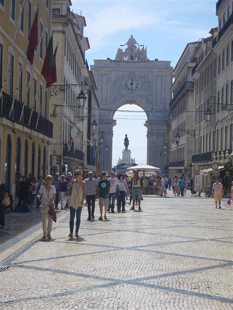 Levendige Rua Augusta met de triomfboog