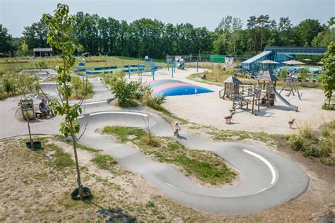 Plattegrond van het voormalige zwembad met details van de faciliteiten