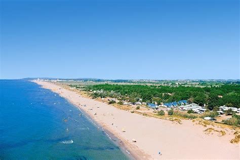 Luchtfoto van Camping Le Sérignan Plage met het strand en de Middellandse Zee op de achtergrond.