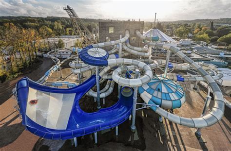 Impressie van het aquapark met waterglijbanen en waterspeeltuin.