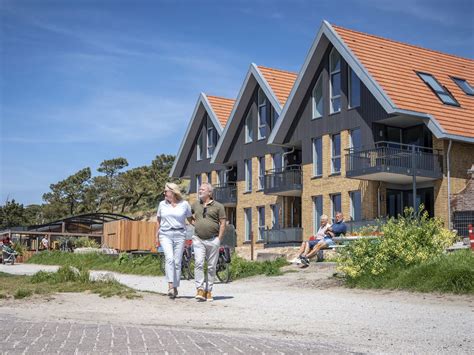 Overzicht van Landal West Terschelling met appartementencomplex en omgeving