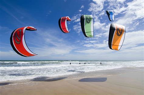 Personen die aan het (kite)surfen zijn op het strand van Terschelling