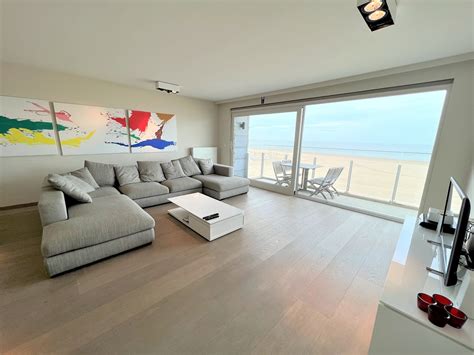 Interieur van een modern ingericht appartement met uitzicht op zee