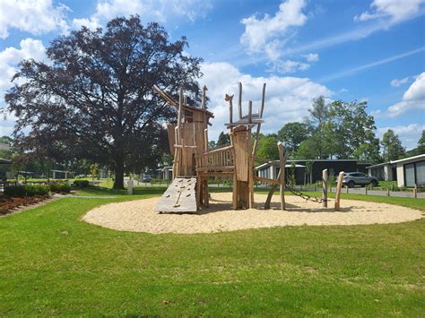 Kinderen die spelen in de speeltuin op Landal West Terschelling