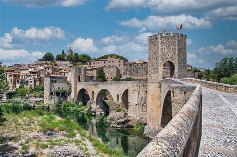 Historische stadsmuur van Girona met uitzicht op de stad