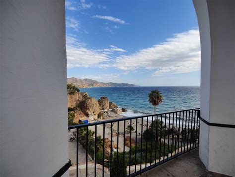 Uitzicht vanaf een balkon van Castell d'Empordà over de Ampurdán vallei