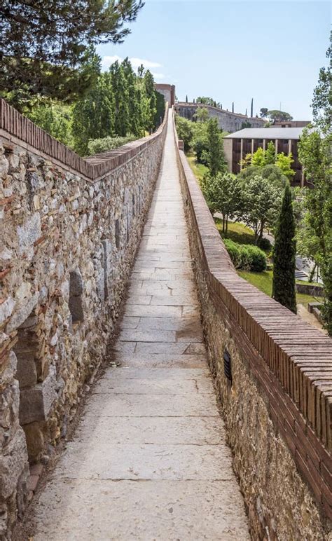 Gedetailleerde foto van de oude stadsmuur van Girona