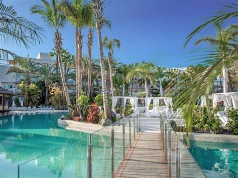 Panoramisch uitzicht op een luxe all-inclusive resort op Gran Canaria met zwembad en zeezicht