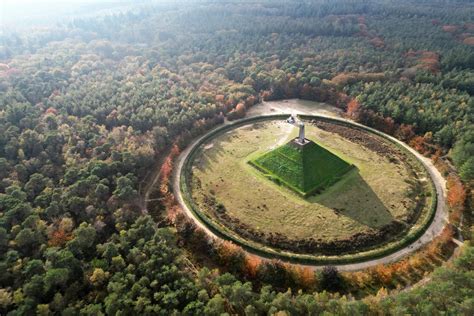 De Pyramide van Austerlitz met uitzicht over de omgeving.