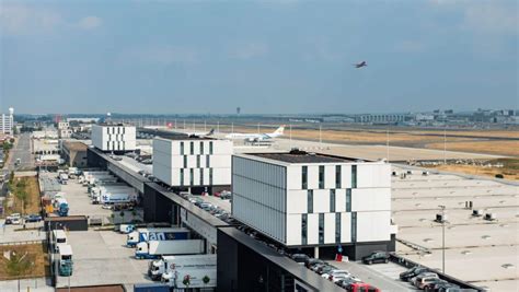 infographic met groei passagiersaantallen en vrachtvervoer op Frankfurt Airport door de jaren heen