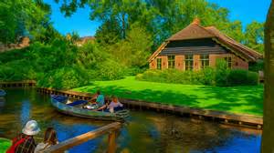 Karakteristieke punterboten in de grachten van Giethoorn