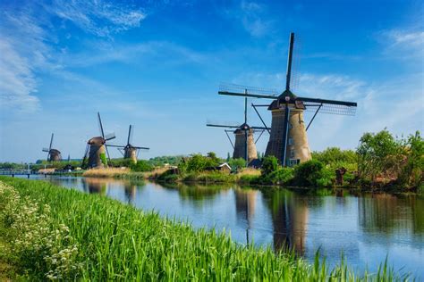 Iconische windmolens van Kinderdijk in een polderlandschap