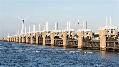 Indrukwekkende constructie van de Oosterscheldekering als onderdeel van de Deltawerken
