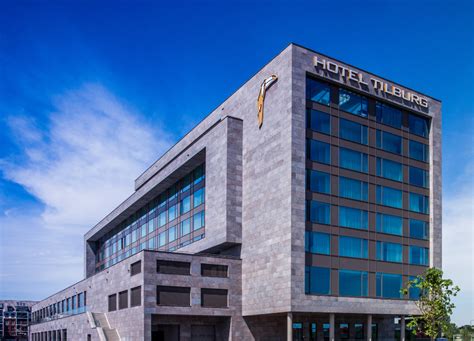 Luchtfoto van Van der Valk Hotel Tilburg met omliggende faciliteiten