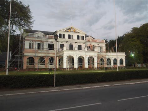 Panorama van de Waterkant in Paramaribo met koloniale gebouwen en de Surinamerivier