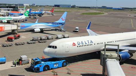 een vergelijkingstabel van vliegtuigmaatschappijen met vliegtuigsilhouetten