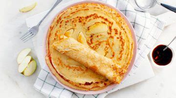 Illustratie van een tafel vol diverse pannenkoeken, zowel zoet als hartig, met een gezellige, familievriendelijke sfeer op de achtergrond.