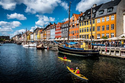 Illustratie van de kleurrijke huizen in de haven van Nyhavn in Kopenhagen