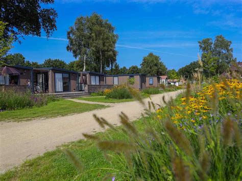 Interieurfoto van een sfeervol ingerichte bungalowtent op Recreatiepark De Boshoek.